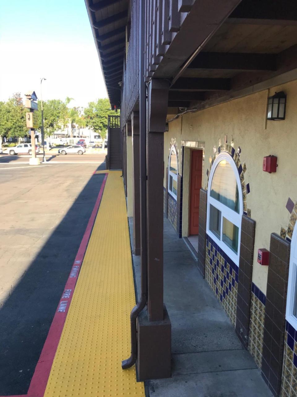 Hacienda Motel Escondido Exterior photo