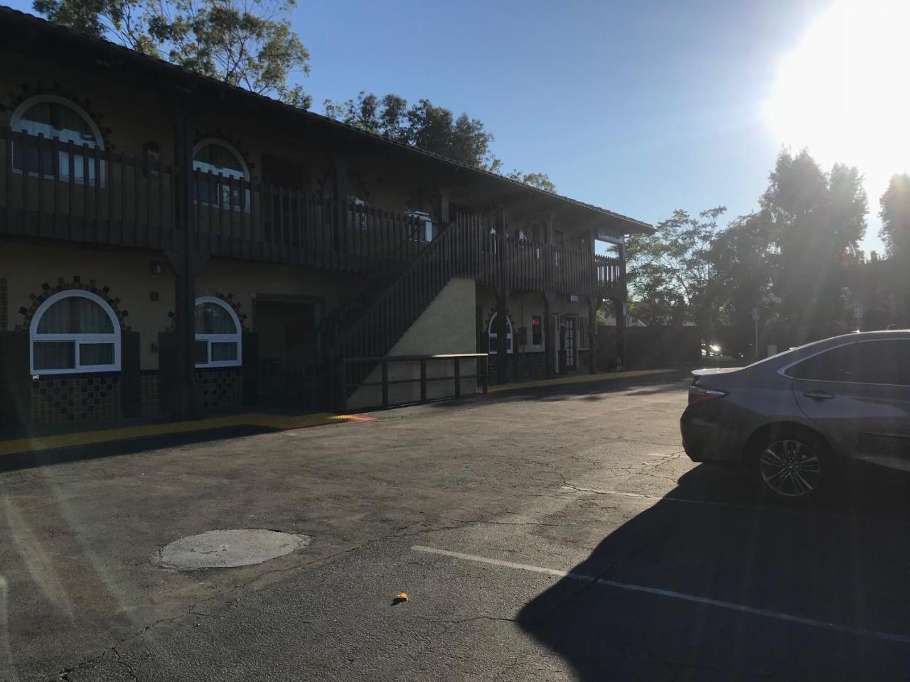 Hacienda Motel Escondido Exterior photo